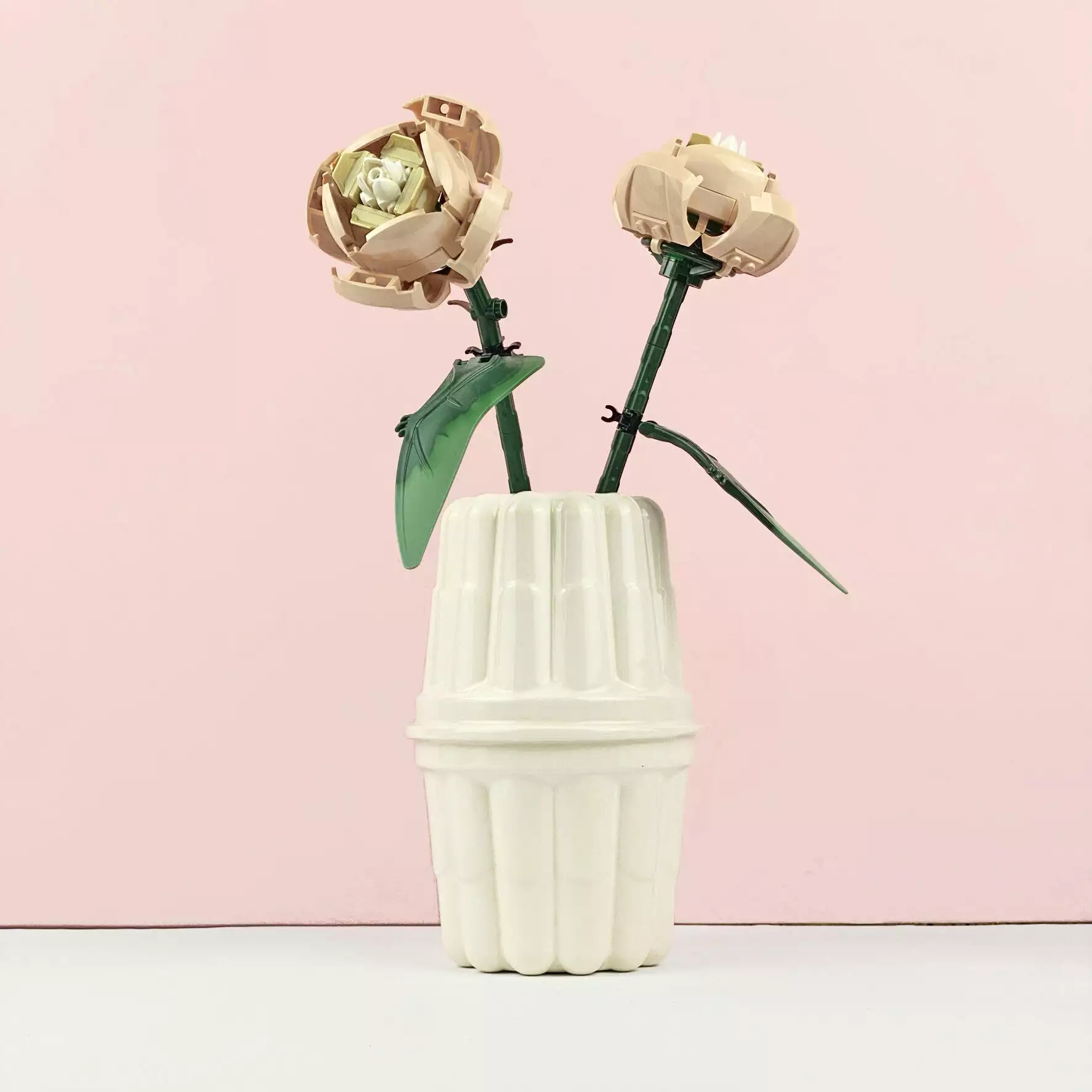 Mona love vase