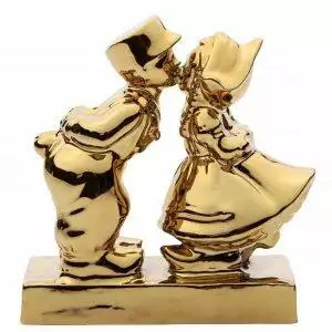 kussend paartje goud