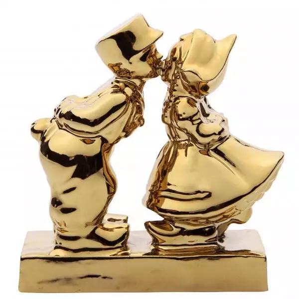 kussend paartje goud